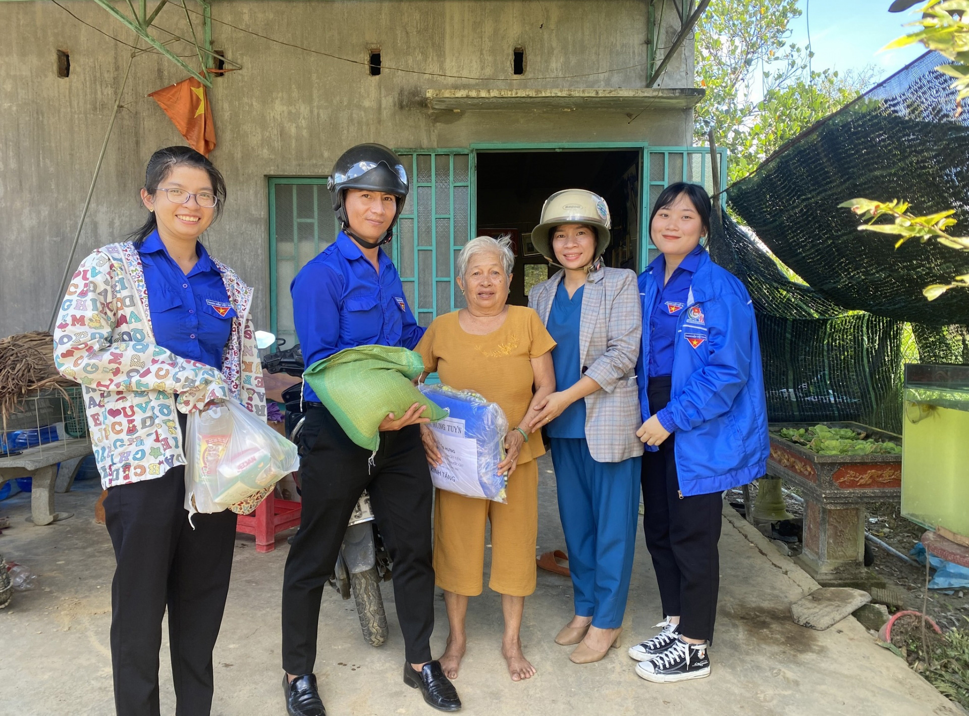 Trao quà cho các hộ gia đình có hoàn cảnh khó khăn trên địa bàn xã Quảng Ngãi