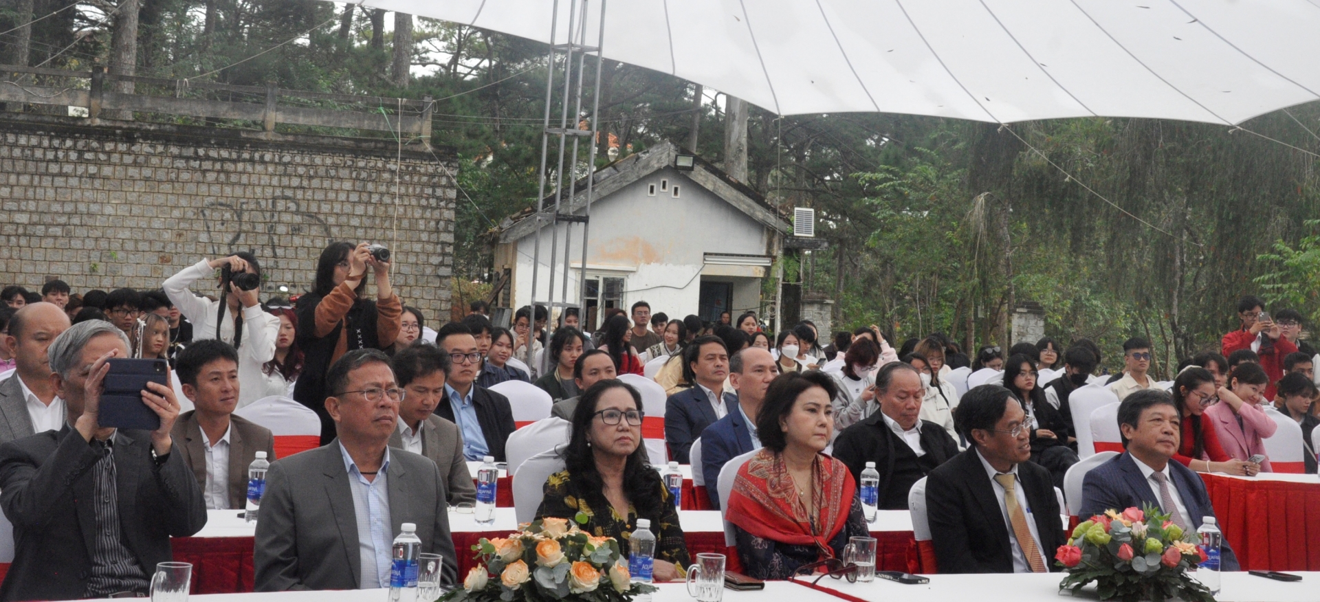 Các đại biểu và tân sinh viên Trường Đại học Kiến trúc TP.Hồ Chí Minh tại lễ khai giảng năm học mới cơ sở Đà Lạt.