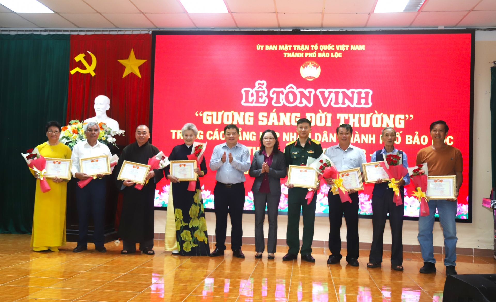 Chủ tịch UBND TP Bảo Lộc Nguyễn Văn Phương trao khen thưởng cho các gương sáng đời thường