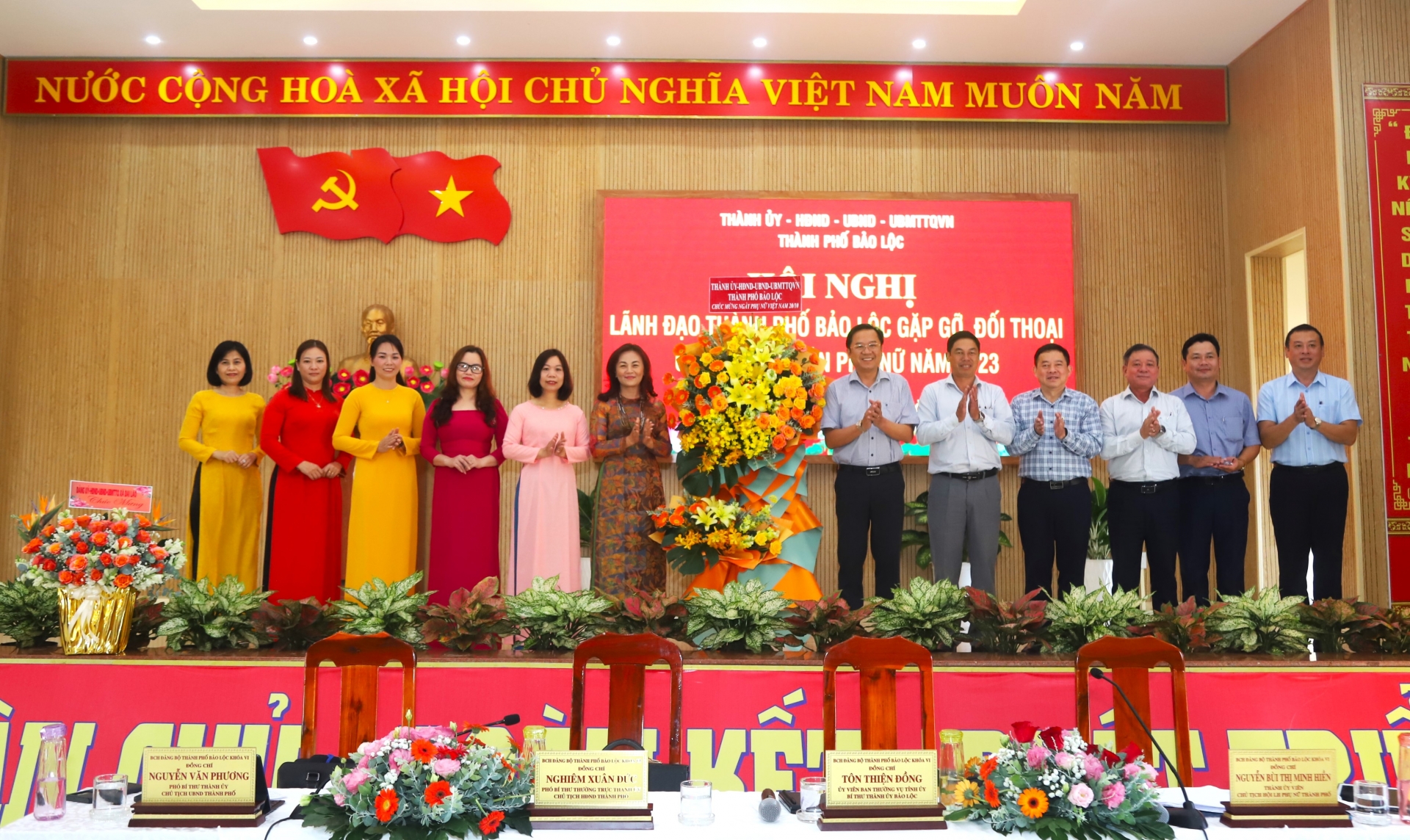 Lãnh đạo TP Bảo Lộc tặng hoa chúc mừng toàn thể cán bộ, hội viên phụ nữ địa phương nhân kỷ niệm 93 năm Ngày thành lập Hội Liên hiệp Phụ nữ Việt Nam 20/10