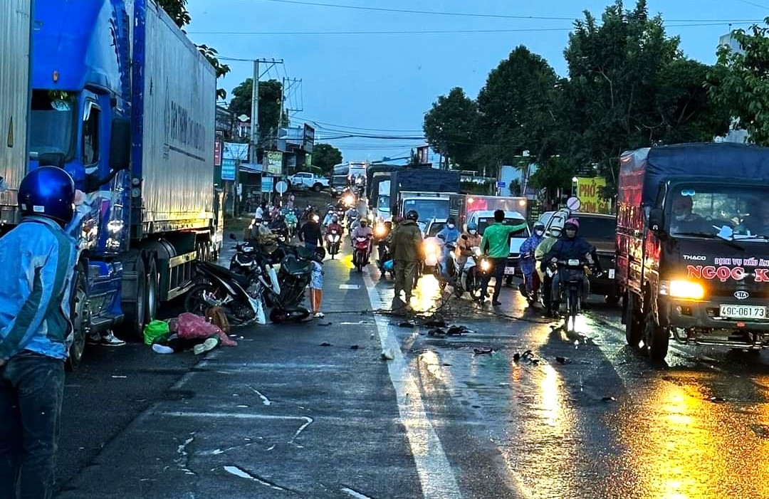 Bảo Lộc: Nam sinh viên điều khiển xe máy té ngã ra đường bị xe tải cán tử vong