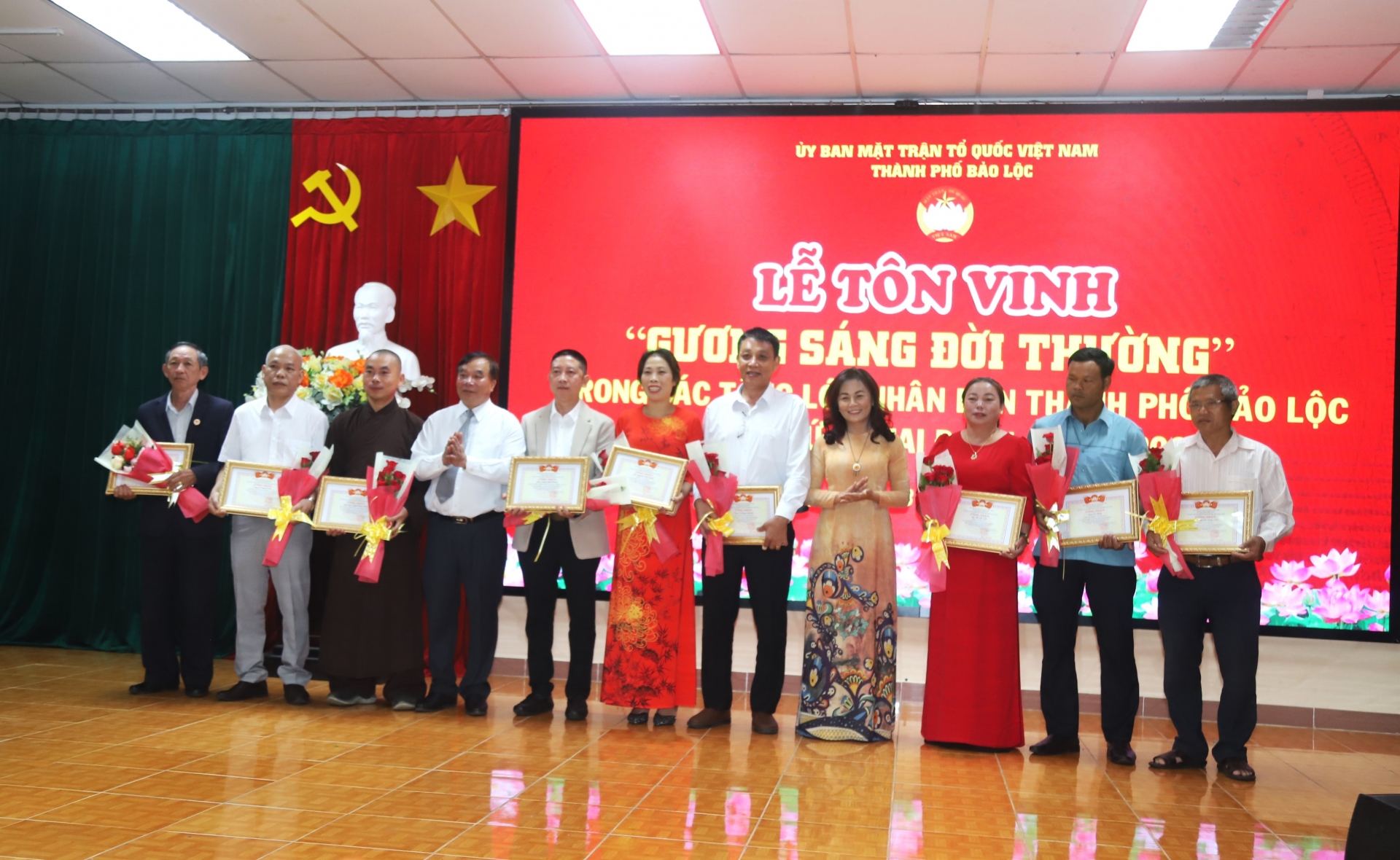 Chủ tịch Ủy ban MTTQ Việt Nam TP Bảo Lộc trao khen thưởng cho các gương sáng đời thường được tôn vinh