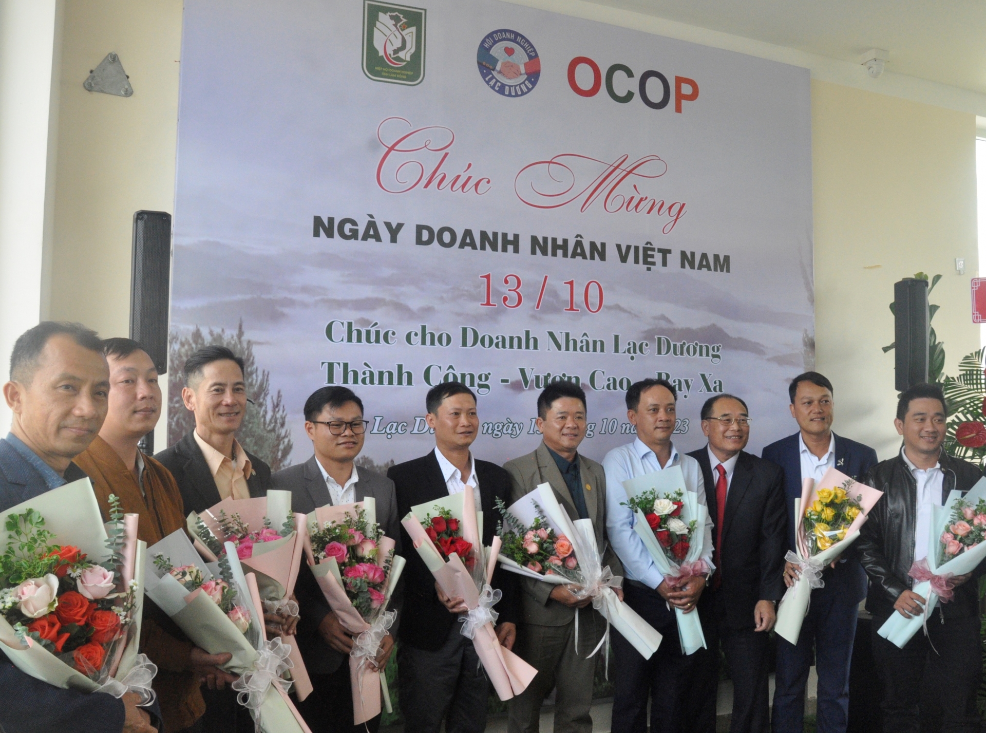 Hội viên Chi hội Doanh nghiệp Lạc Dương nhận hoa chúc mừng của Hiệp hội Doanh nghiệp Lâm Đồng trong Ngày Doanh nhân Việt Nam.