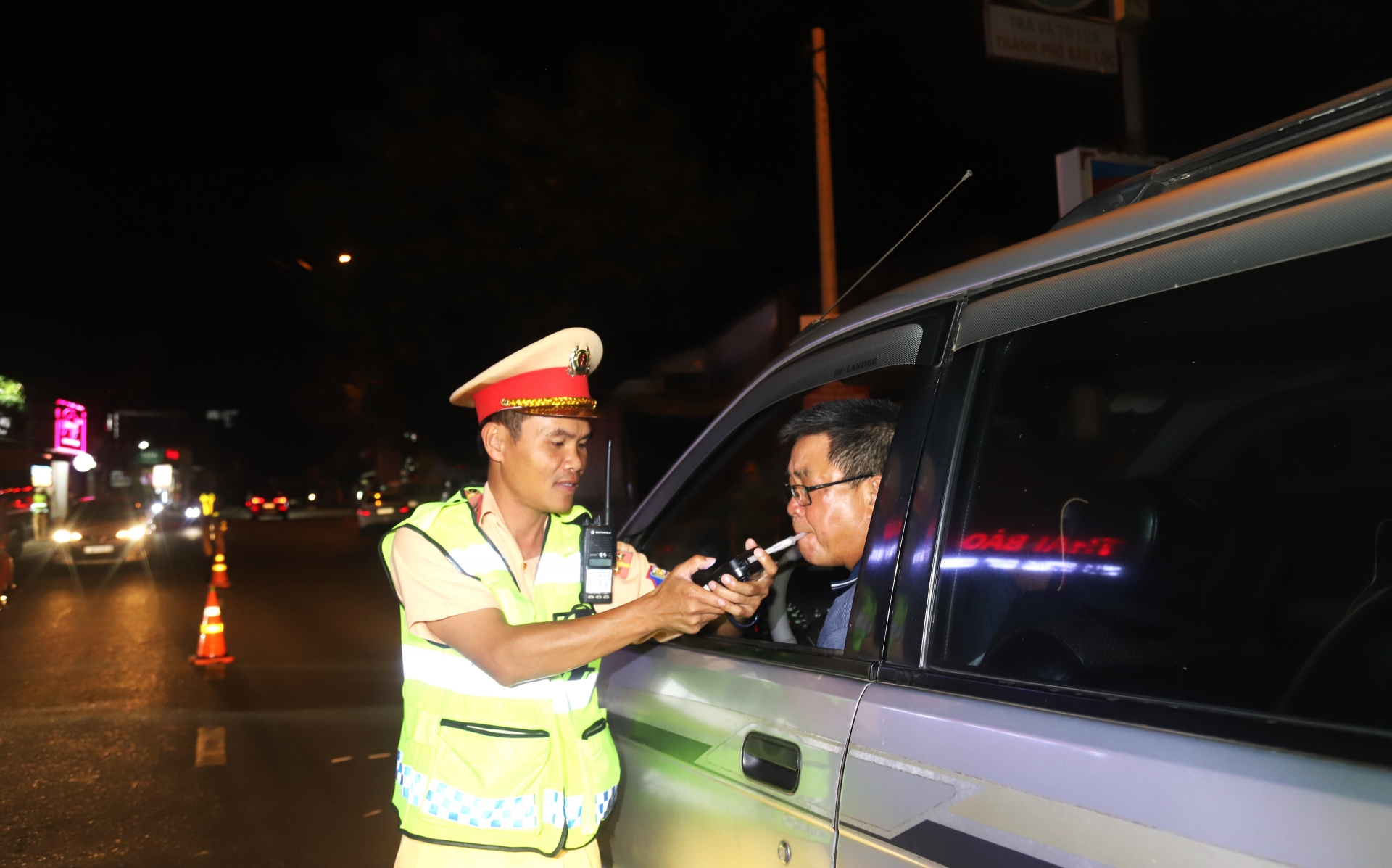 Lực lượng CSGT Kiểm tra nồng độ cồn đối với người điều khiển phương tiện tham gia giao thông
