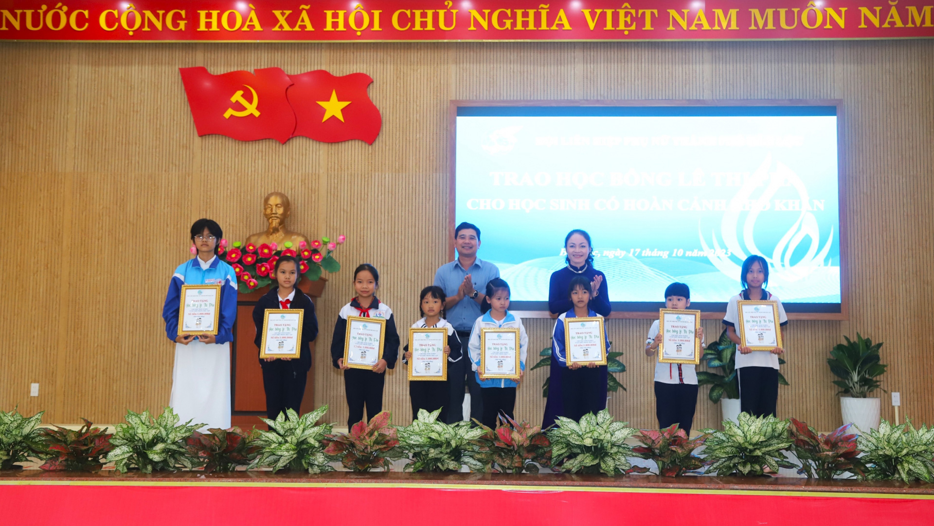 Trao tặng học bổng Lê Thị Pha cho các em học sinh khó khăn