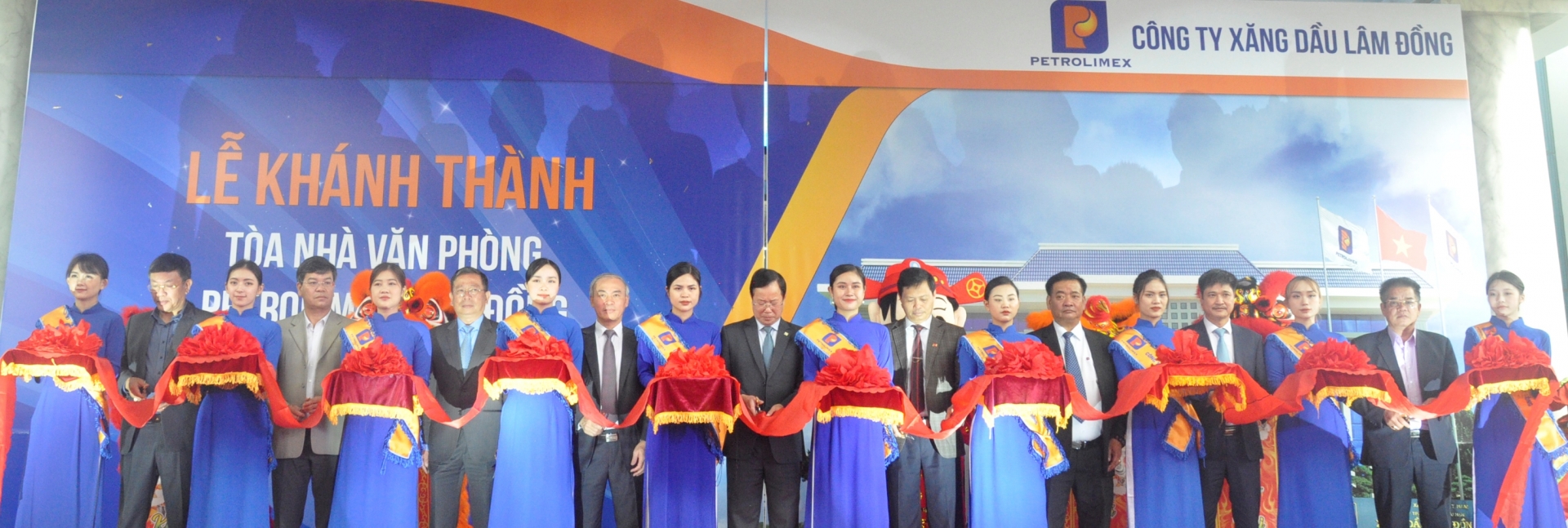 Lãnh đạo tỉnh Lâm Đồng và Tập đoàn Xăng dầu Việt Nam cắt băng khánh thành trụ sở công ty.
