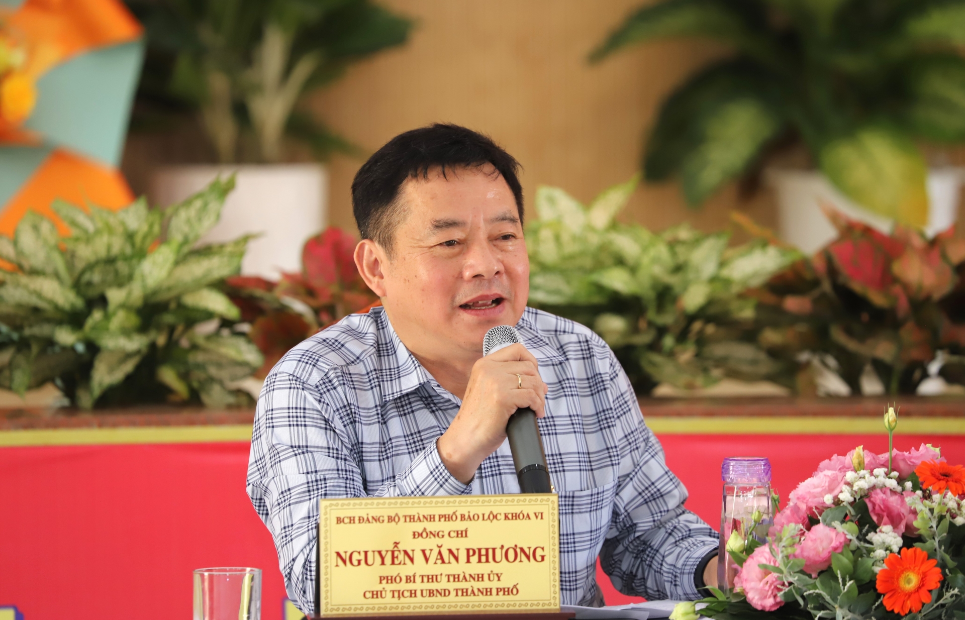 Chủ tịch UBND TP Bảo Lộc Nguyễn Văn Phương tiếp thu, giải đáp các ý kiến, kiến nghị của cán bộ, hội viên