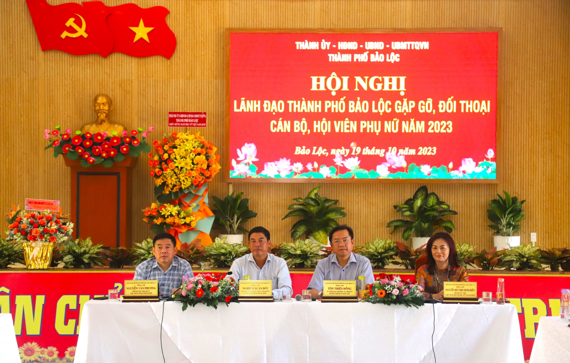 Các đồng chí lãnh đạo TP Bảo Lộc chủ trì chương trình đối thoại