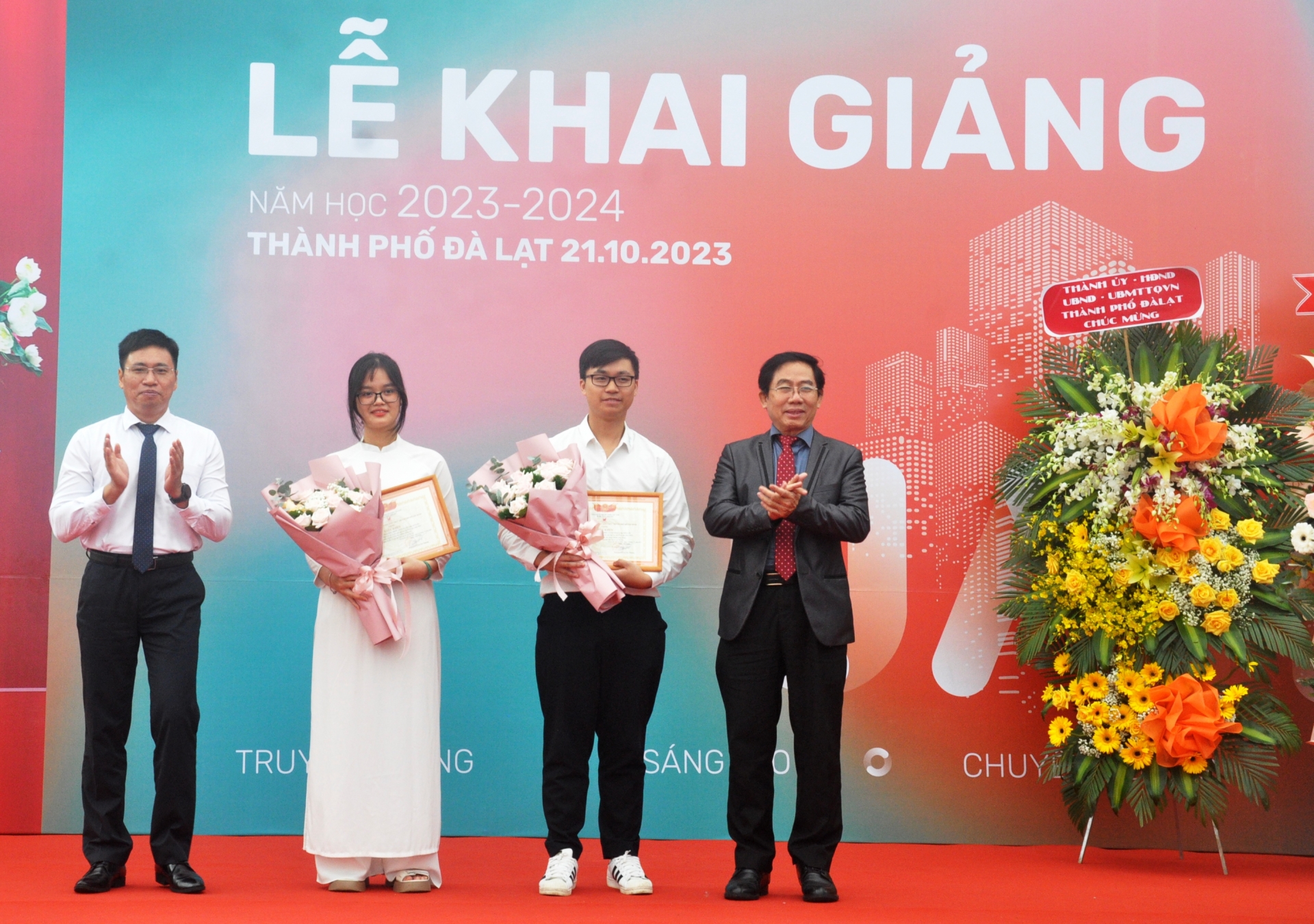 Hiệu trưởng và Chủ tịch Hội đồng Trường Kiến trúc TP.Hồ Chí Minh tặng hoa chúc mừng hai thủ khoa đầu vào tại cơ sở Đà Lạt