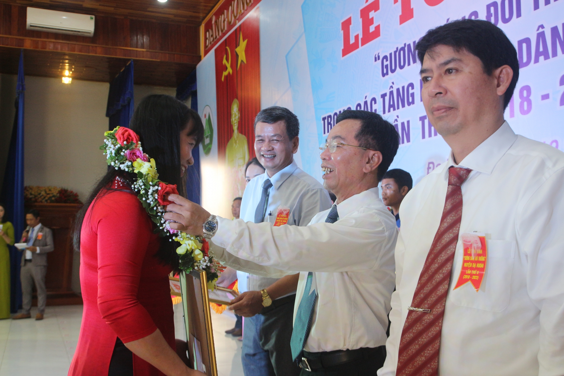 Đồng chí Nguyễn Quý Mỵ - Bí thư Huyện ủy, Chủ tịch HĐND huyện Đạ Huoai tặng hoa tôn vinh Gương sáng đời thường