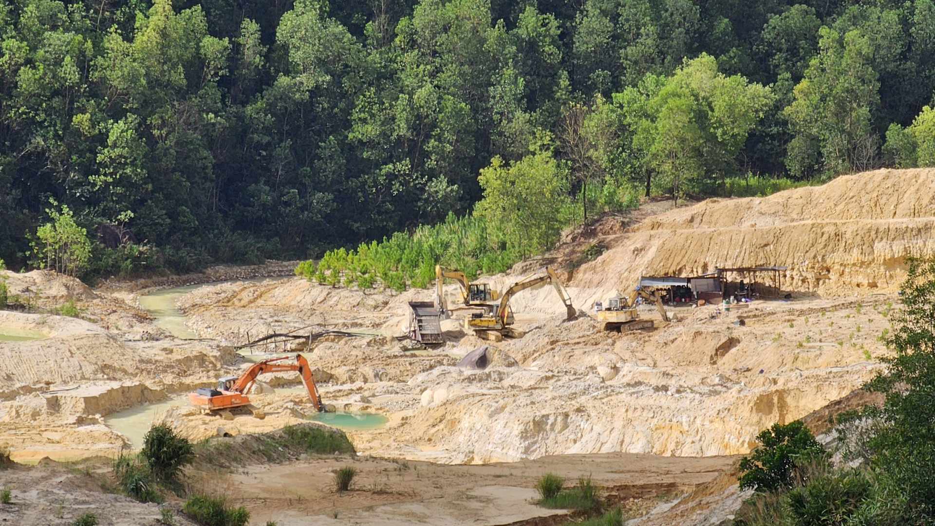 UBND tỉnh báo cáo Thường trực Tỉnh ủy về việc khai thác, vận chuyển cát trái phép mà Báo Lâm Đồng phản ánh