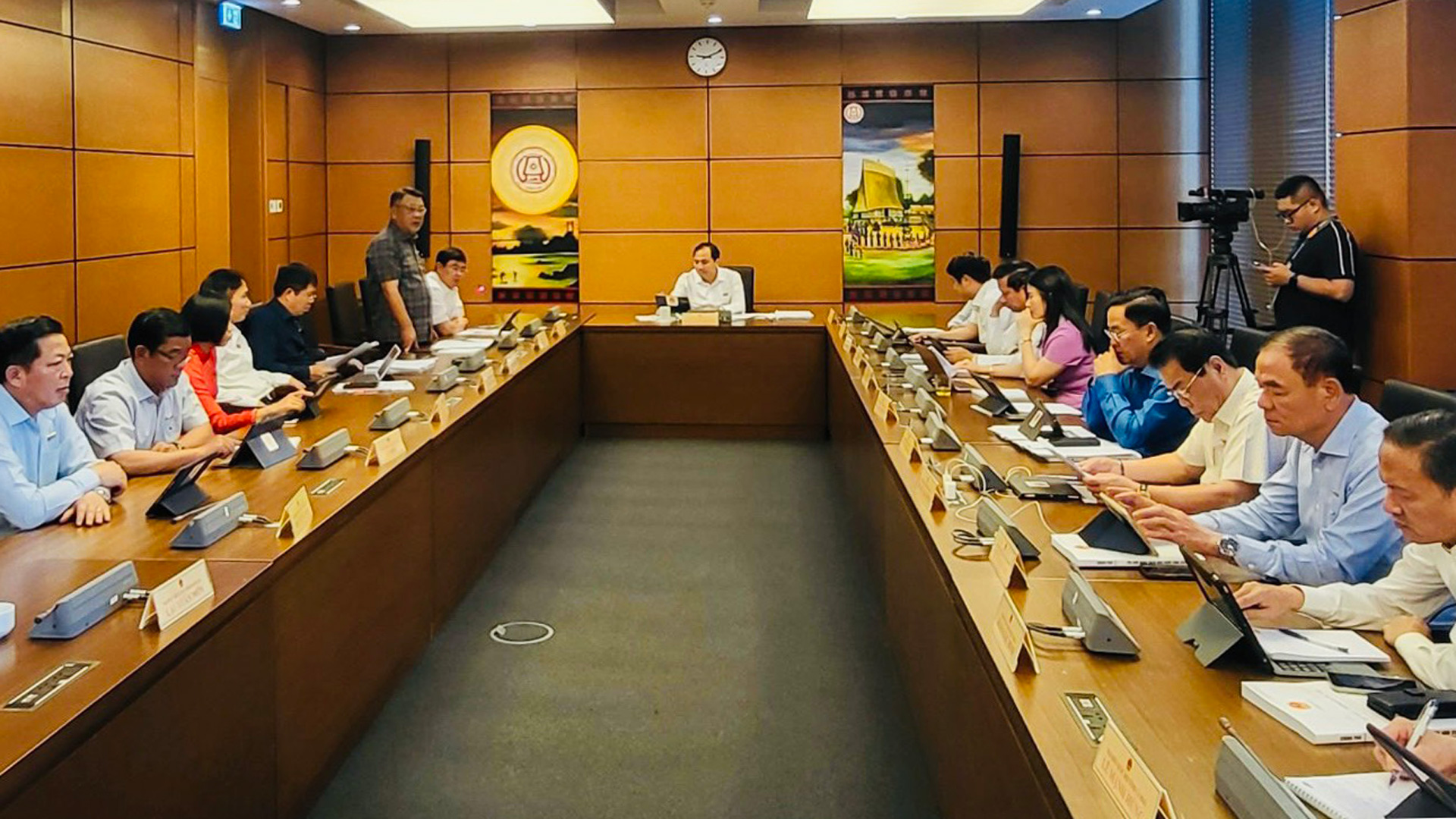 Đoàn Đại biểu Quốc hội tỉnh Lâm Đồng tham gia thảo luận tại tổ