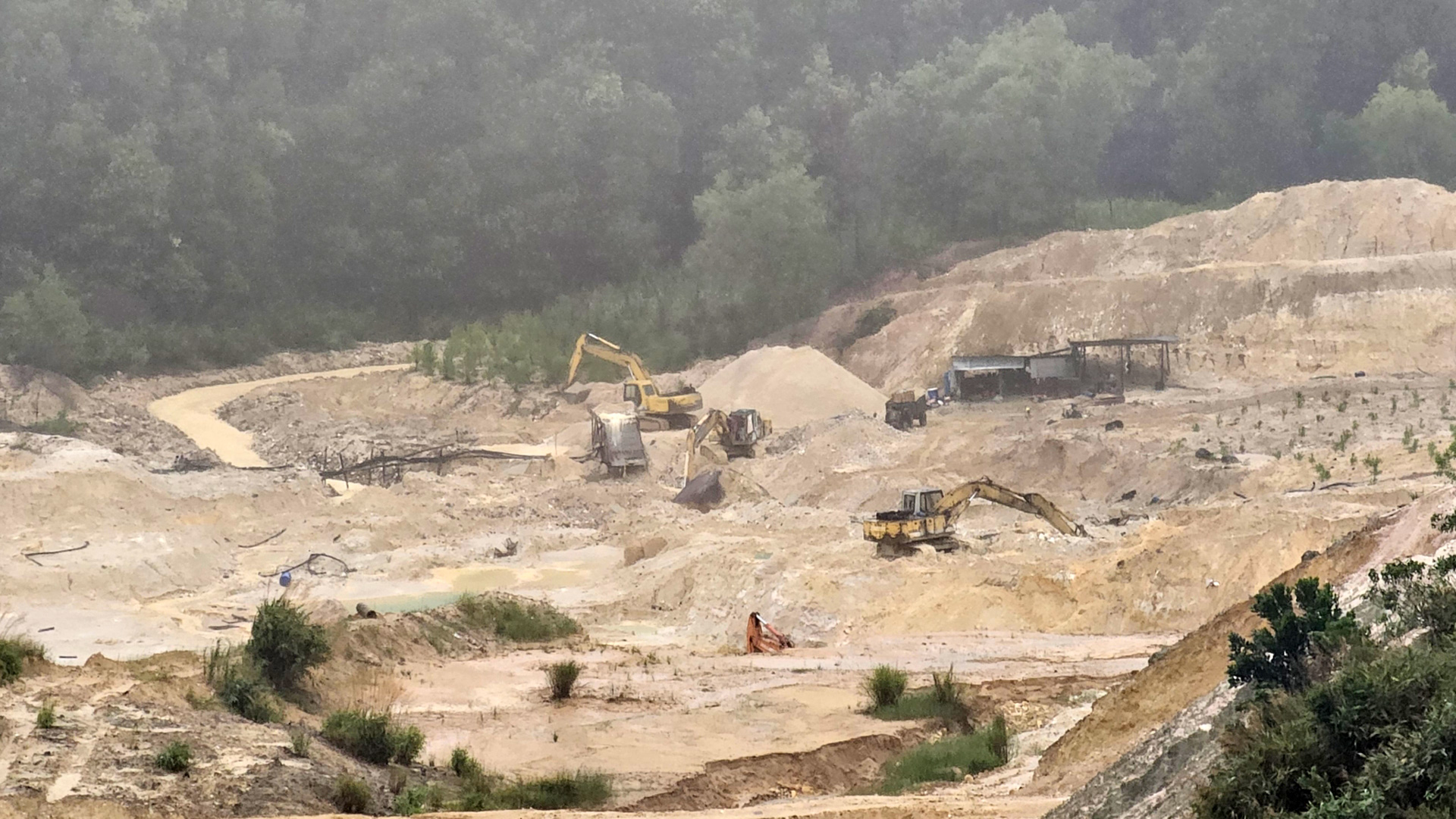 Hoạt động khai thác cát diễn ra rầm rộ được ghi nhận vào rạng sáng 29/7/2023. Khu vực này được cho là khu khai thác của ông Trần Giang Đông