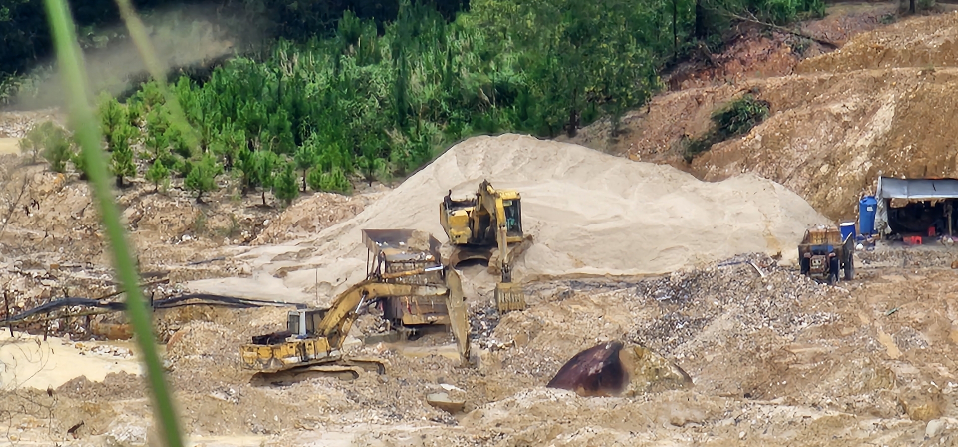 Xe máy đào, dàn sàng cát và một khối lượng lớn cát đã khai thác được ghi nhận vào ngày 2/8/2023