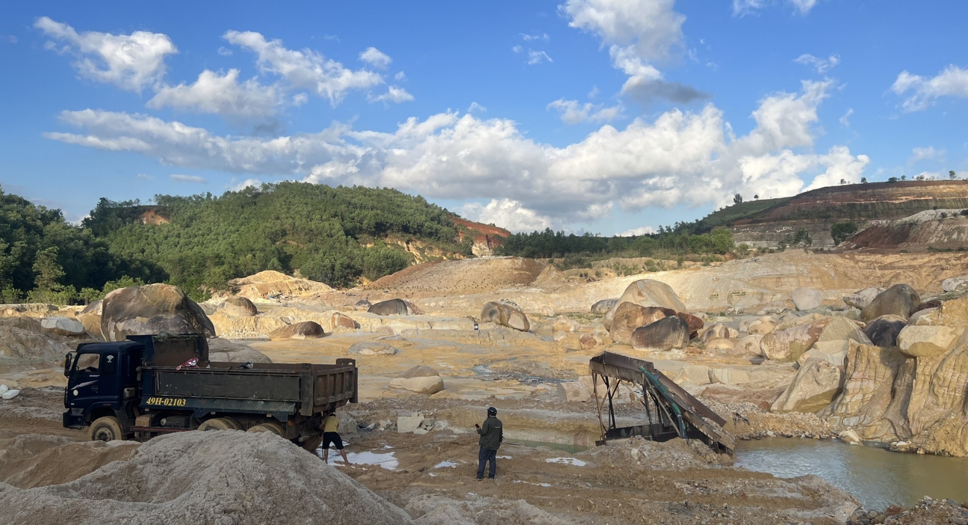 Hiện trường vụ khai thác cát trái phép tại vùng giáp ranh được cơ quan chức năng huyện Bảo Lâm ghi nhận vào chiều 8/8/2023
