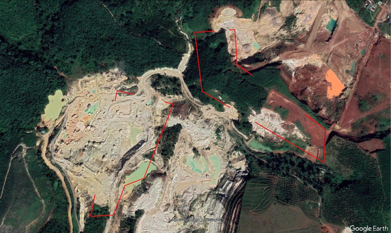 Khu vực mỏ đã hết thời hạn từ năm 2013 của Công ty cổ phần khoáng sản và vật liệu xây dựng Lâm Đồng. Tuy nhiên, đến nay Công ty vẫn chưa thể thực hiện đóng cửa mỏ theo quy định