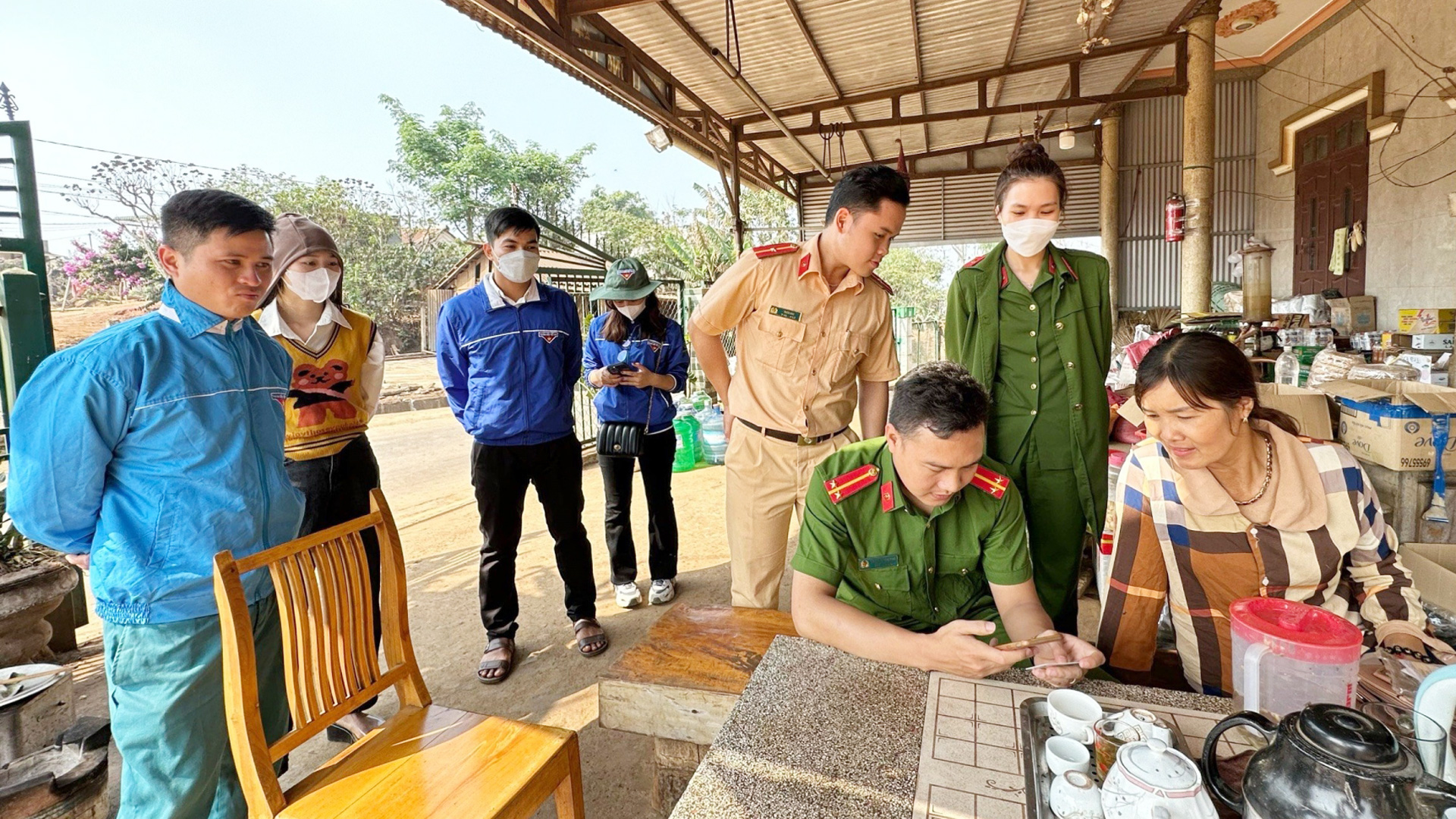 Cán bộ, chiến sĩ Công an huyện Lâm Hà tích cực trong việc hỗ trợ người dân cài định danh điện tử