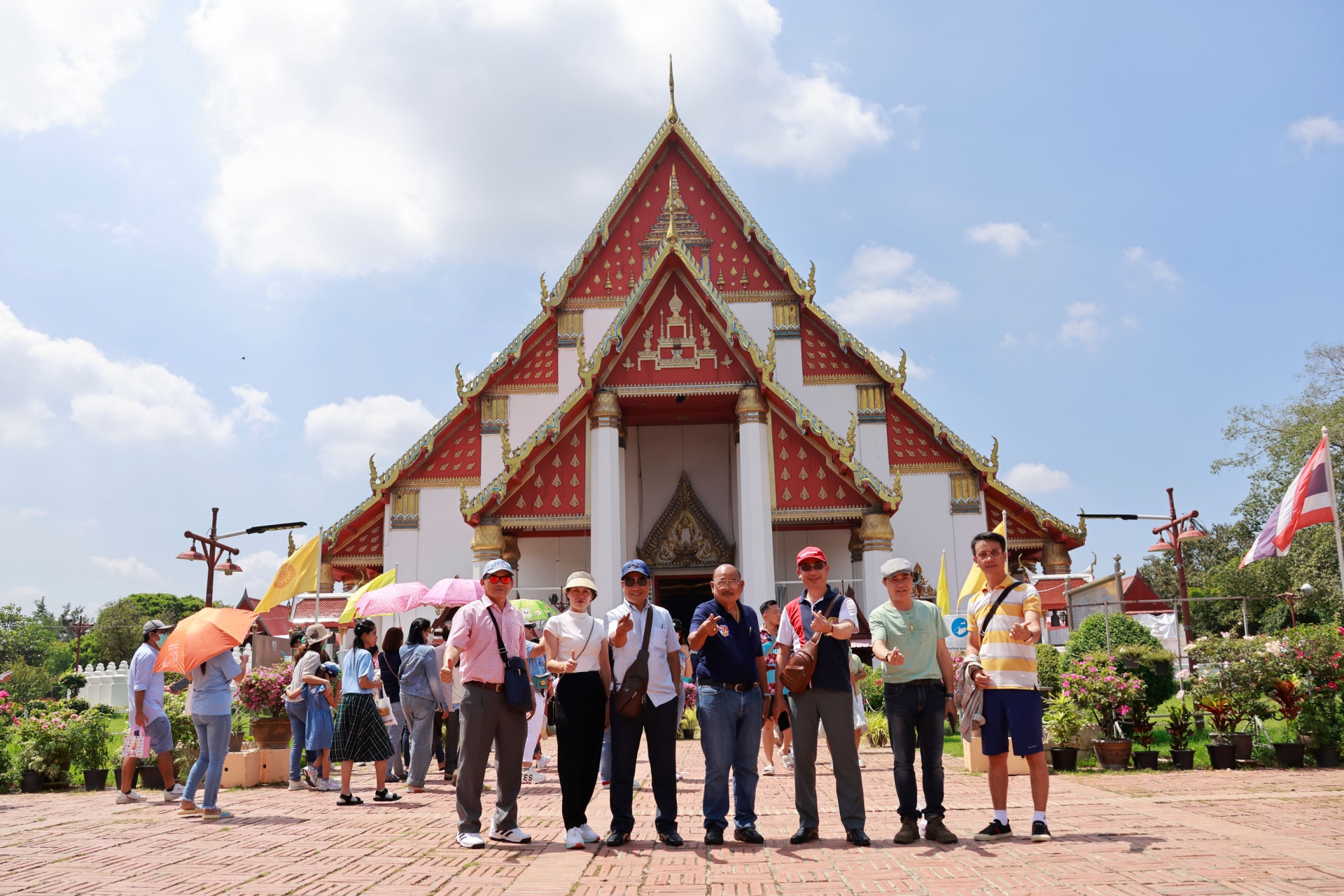 Đoàn chụp hình lưu niệm cùng ông Charan Runmanee - Chủ tịch Hiệp hội Nhà báo địa phương Thái Lan tại ngôi chùa Thái.