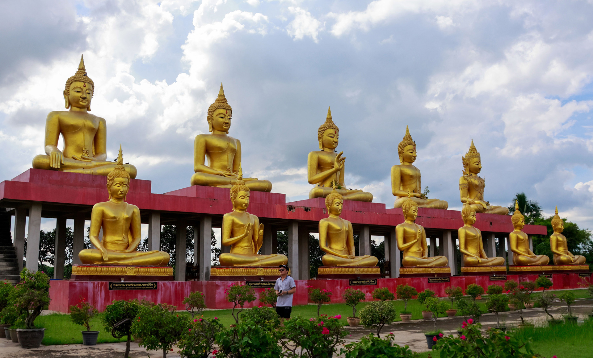 Rất nhiều tượng lớn, nhỏ được bày ở cả trong và ngoài khuôn viên chùa