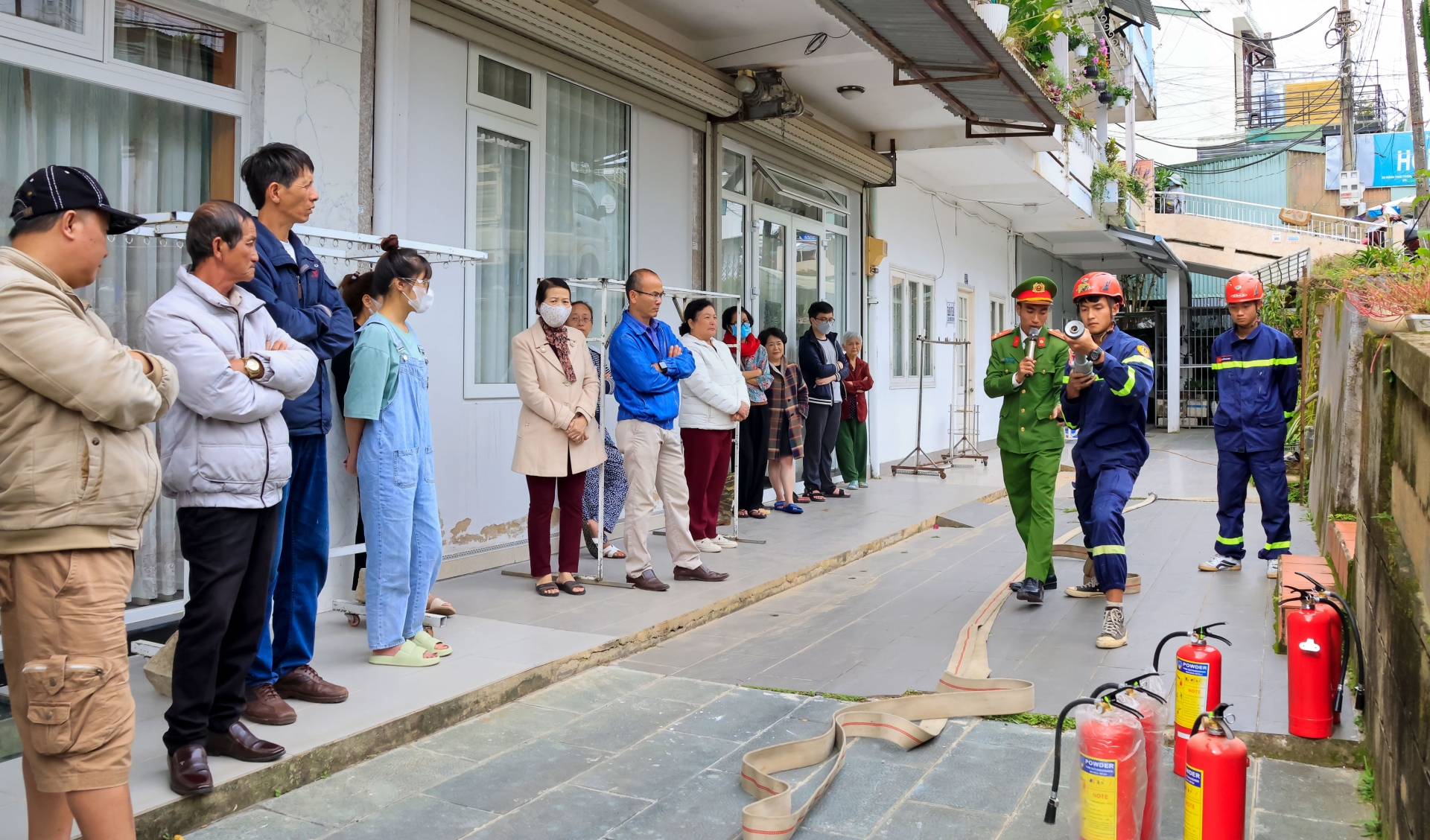 Cư dân Chung cư Đặng Thái Thân. phường 3, TP Đà Lạt lắng nghe lực lượng OCCC hướng dẫn kỹ năng sử dụng hệ thống ống xịt và bình chữa cháy.
