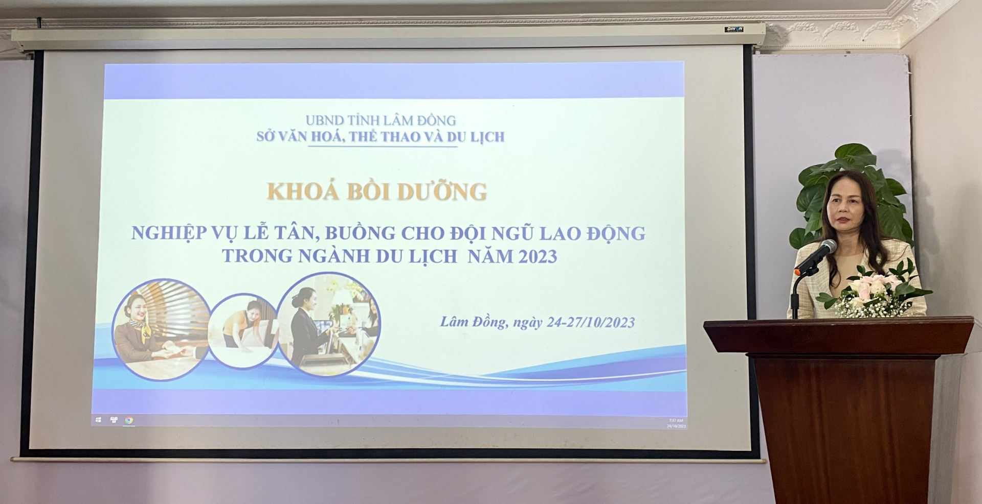 Bà Nguyễn Thị Bích Ngọc – Phó Giám đốc Sở Văn hoá – Thể thao và Du lịch phát biểu khai mạc Khoá bồi dưỡng