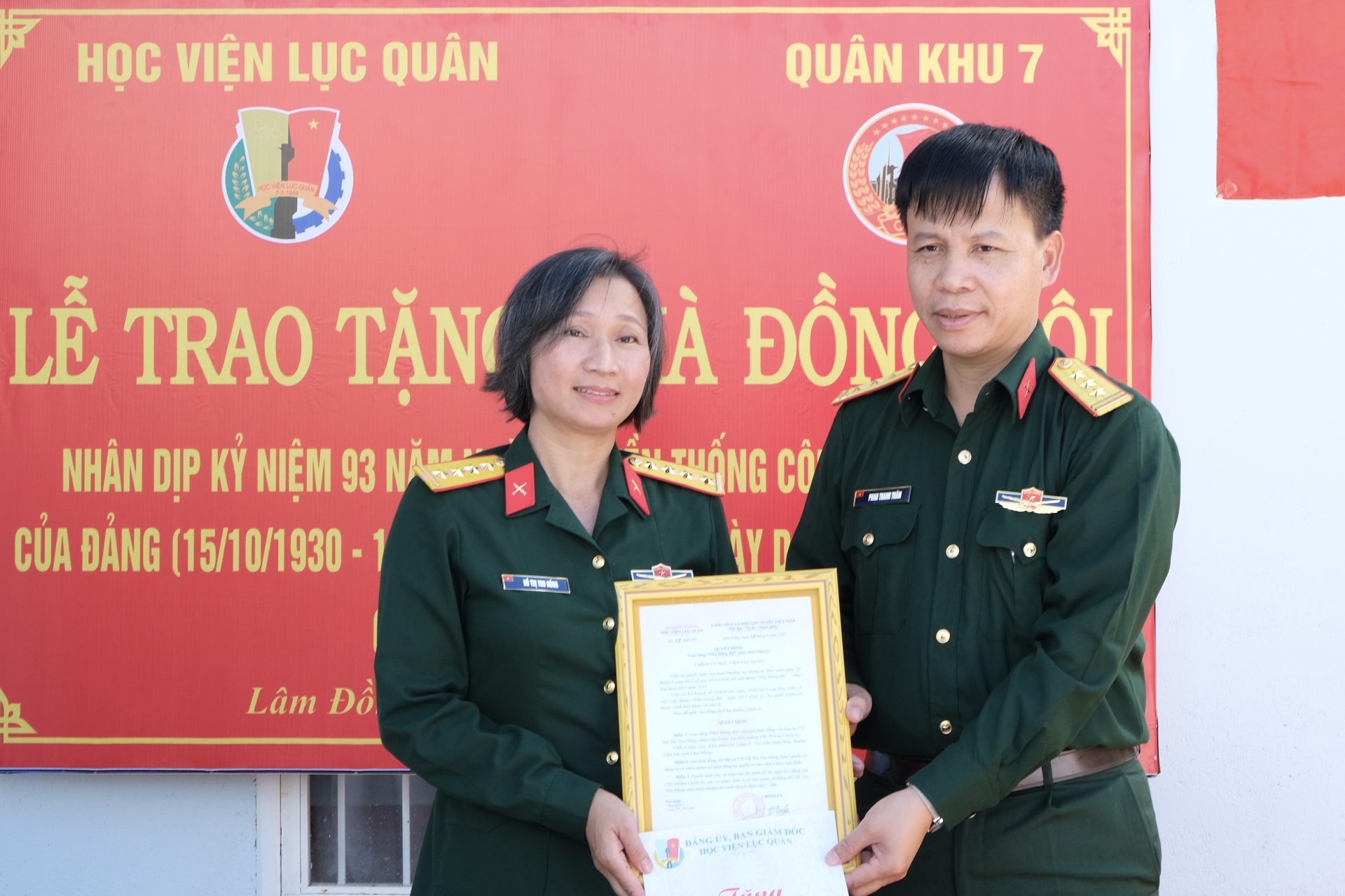 Thượng tá Phan Thanh Trâm, Phó Chủ nhiệm Chính trị Học viện Lục quân trao Quyết định Trao tặng Nhà Đồng đội năm 2023