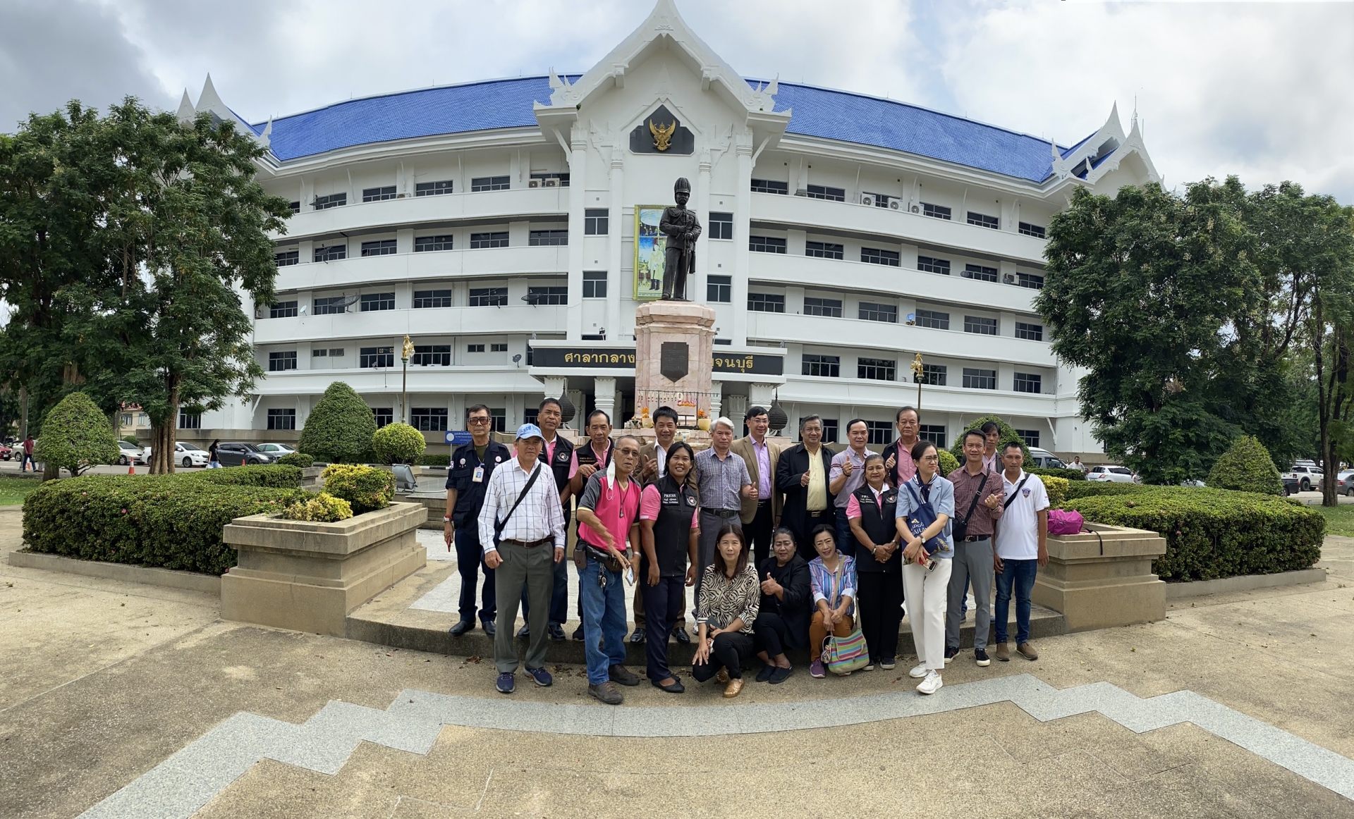 Chụp hình lưu niệm với các đồng nghiệp Hiệp hội truyền thông địa phương Thái Lan.