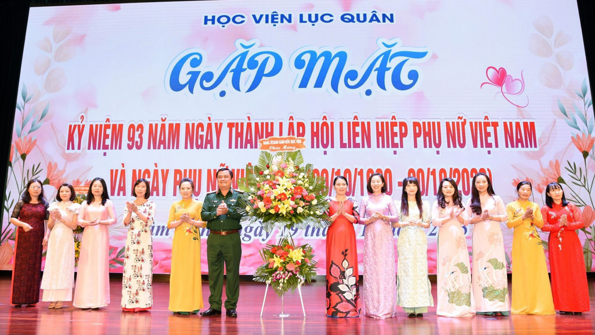 Trung tướng Đỗ Văn Bảnh – Chỉnh ủy Học viện tặng hoa chúc mừng ngày Phụ nữ Việt Nam