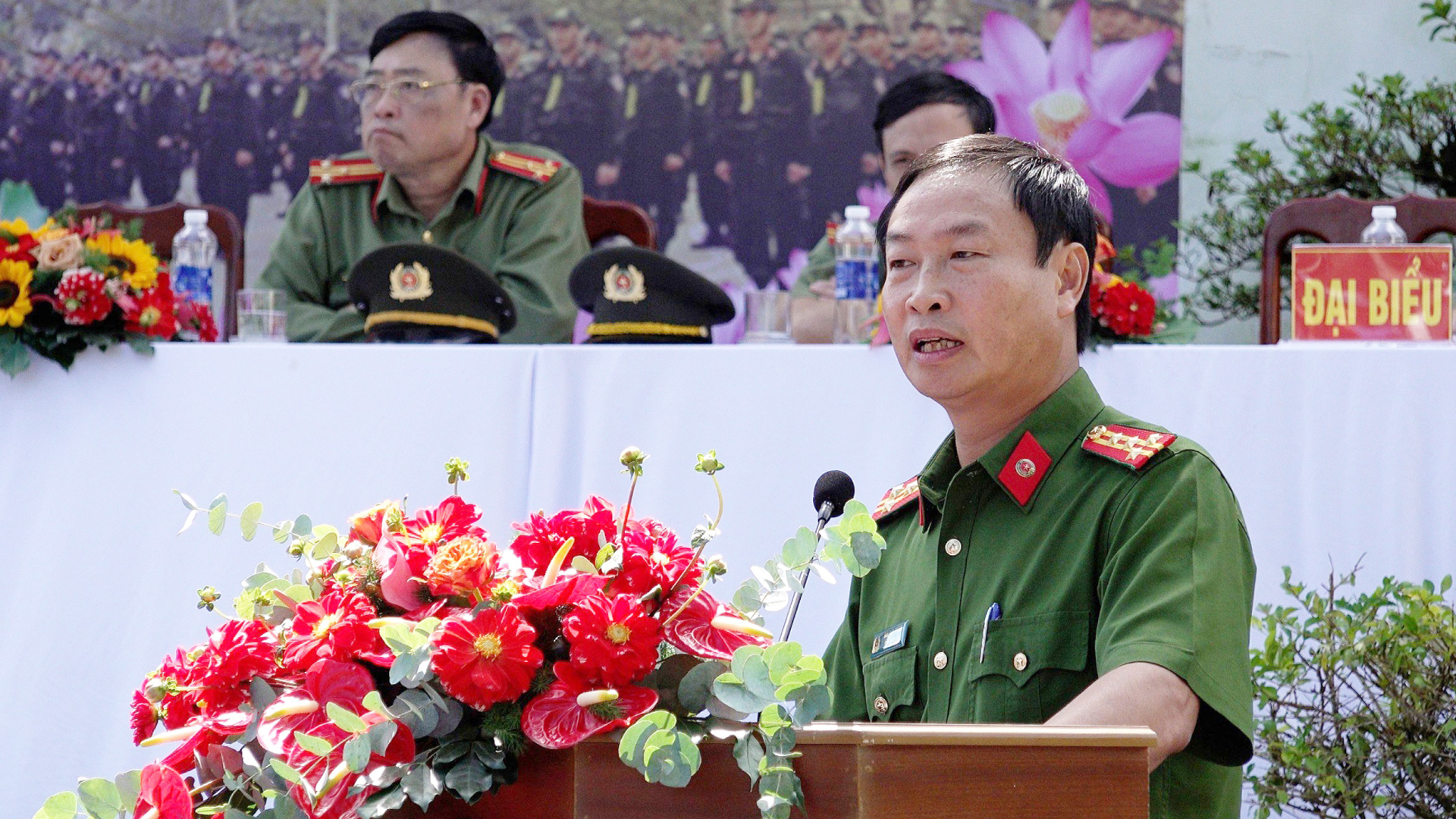 Đại tá Bùi Đức Thịnh - Phó Giám đốc Công an tỉnh Lâm Đồng nhận xét các nội dung huấn luyện