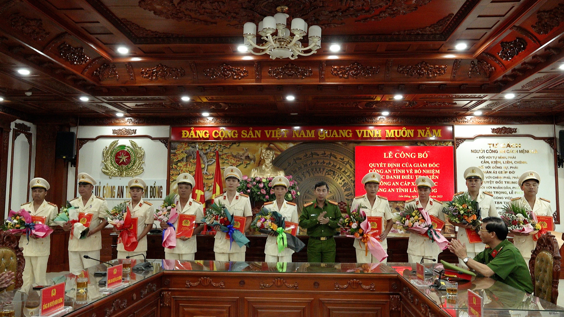 Thượng tá Vũ Tuấn Anh trao Quyết định Bổ nhiệm Điều tra viên của Giám đốc Công an tỉnh cho các Trưởng, Phó Công an xã
