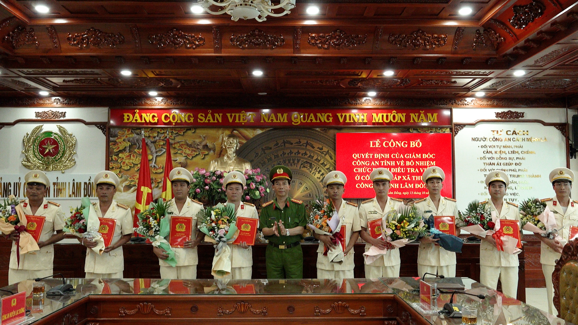 Đại tá Đinh Xuân Huy trao Quyết định Bổ nhiệm Điều tra viên của Giám đốc Công an tỉnh cho các Trưởng, Phó Công an xã