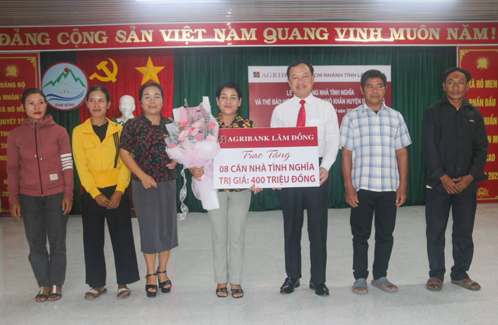 Ông Nguyễn Văn Tùng – Phó Giám đốc Chi nhánh Agribank tỉnh Lâm Đồng trao tài trợ xây nhà tình nghĩa cho hộ nghèo