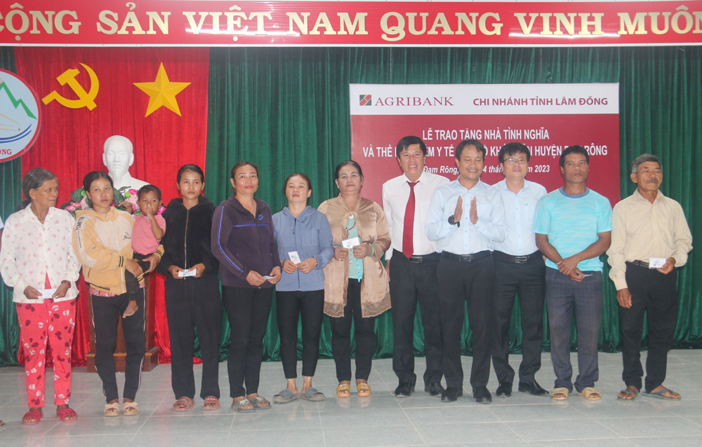 Agribank Lâm Đồng trao tặng nhà tình nghĩa và thẻ BHYT cho các hộ khó khăn