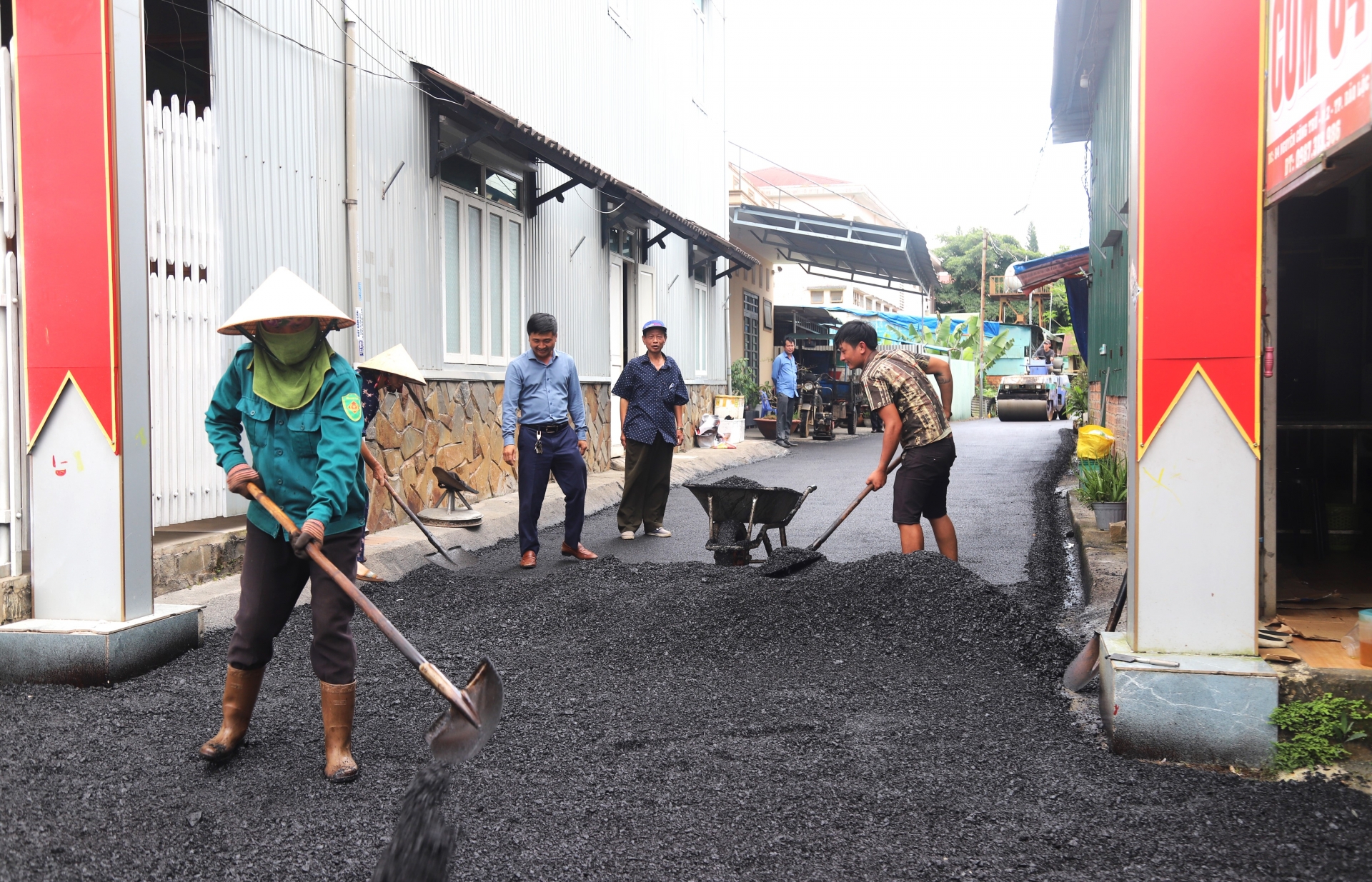 Hẻm 84 đường Nguyễn Công Trứ (Phường 2) được người dân Tổ dân phố 8 đóng góp 100% kinh phí thảm nhựa sạch đẹp, khang trang