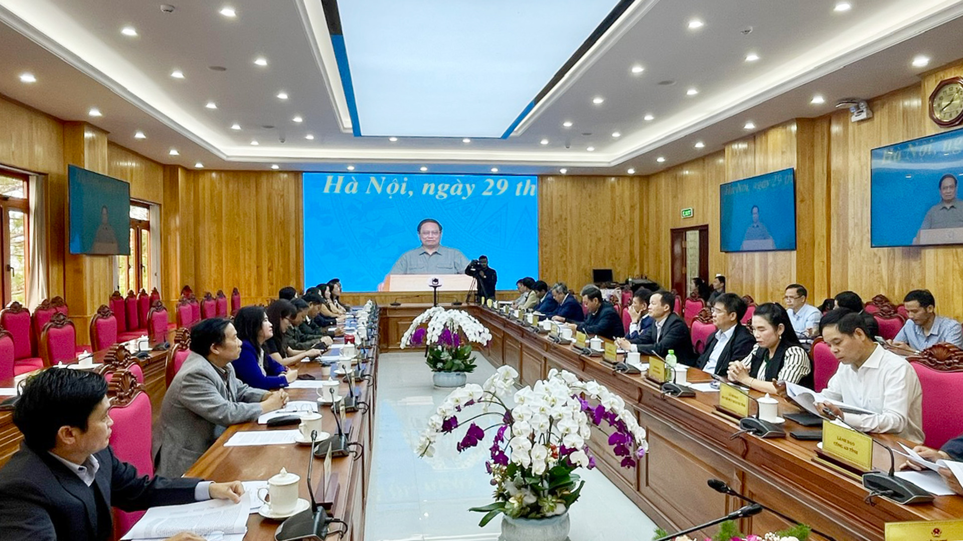 Các thành viên Ban Chỉ đạo và Tổ chuyên môn giúp việc Ban Chỉ đạo phòng chống dịch Covid-19 tỉnh Lâm Đồng tham dự hội nghị trực tuyến