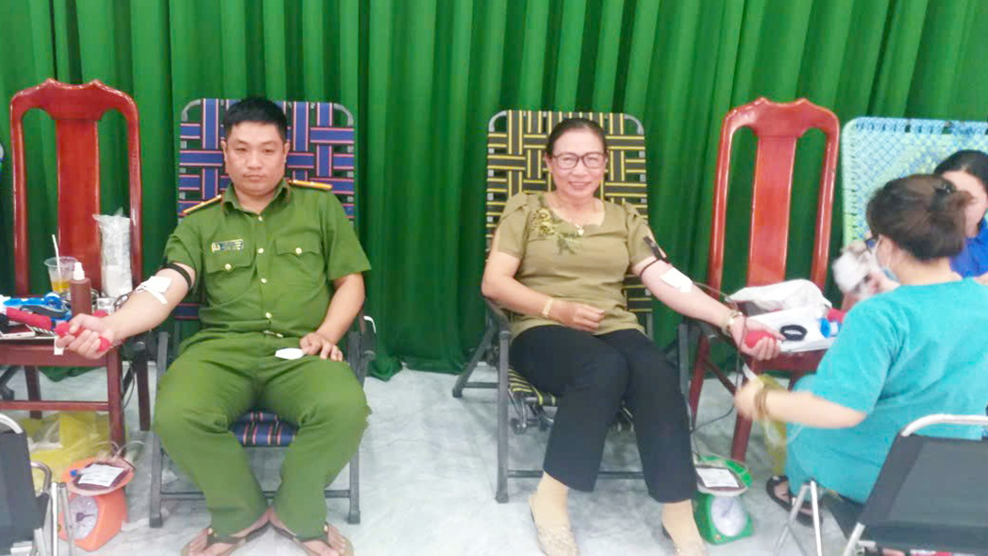 Đông đảo cán bộ, công chức, viên chức và bà con nhân dân tham gia hiến máu