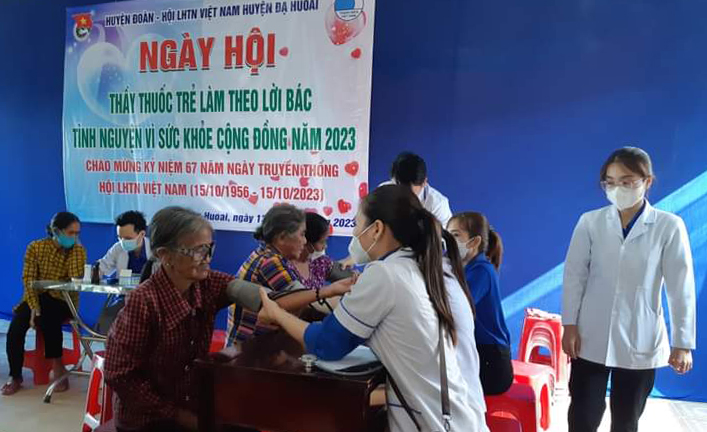 Tổ chức khám bệnh, cấp phát thuốc miễn phí cho bà con Nhân dân ở xã Đạ Oai
