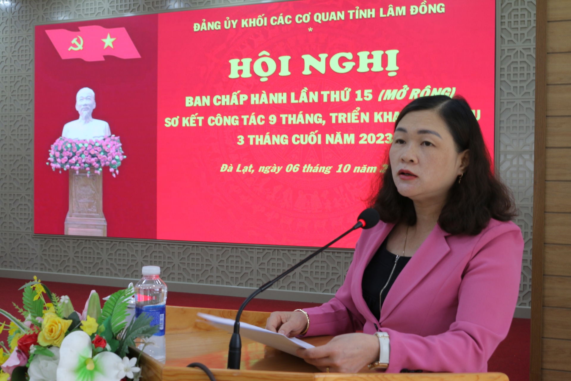Đồng chí Nguyễn Thị Phương Thảo - Phó Bí thư Thường trực Đảng ủy Khối báo cáo sơ kết công tác 9 tháng và nhiệm vụ trọng tâm 3 tháng cuối năm 2023