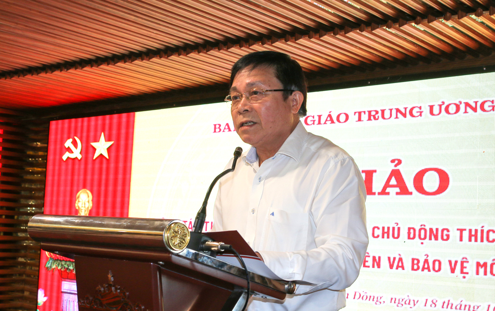 Đồng chí Hà Phước Thiều – Phó Vụ trưởng Cơ quan Thường trực Ban Tuyên giáo Trung ương khu vực miền Trung – Tây Nguyên báo cáo Đề dẫn hội thảo