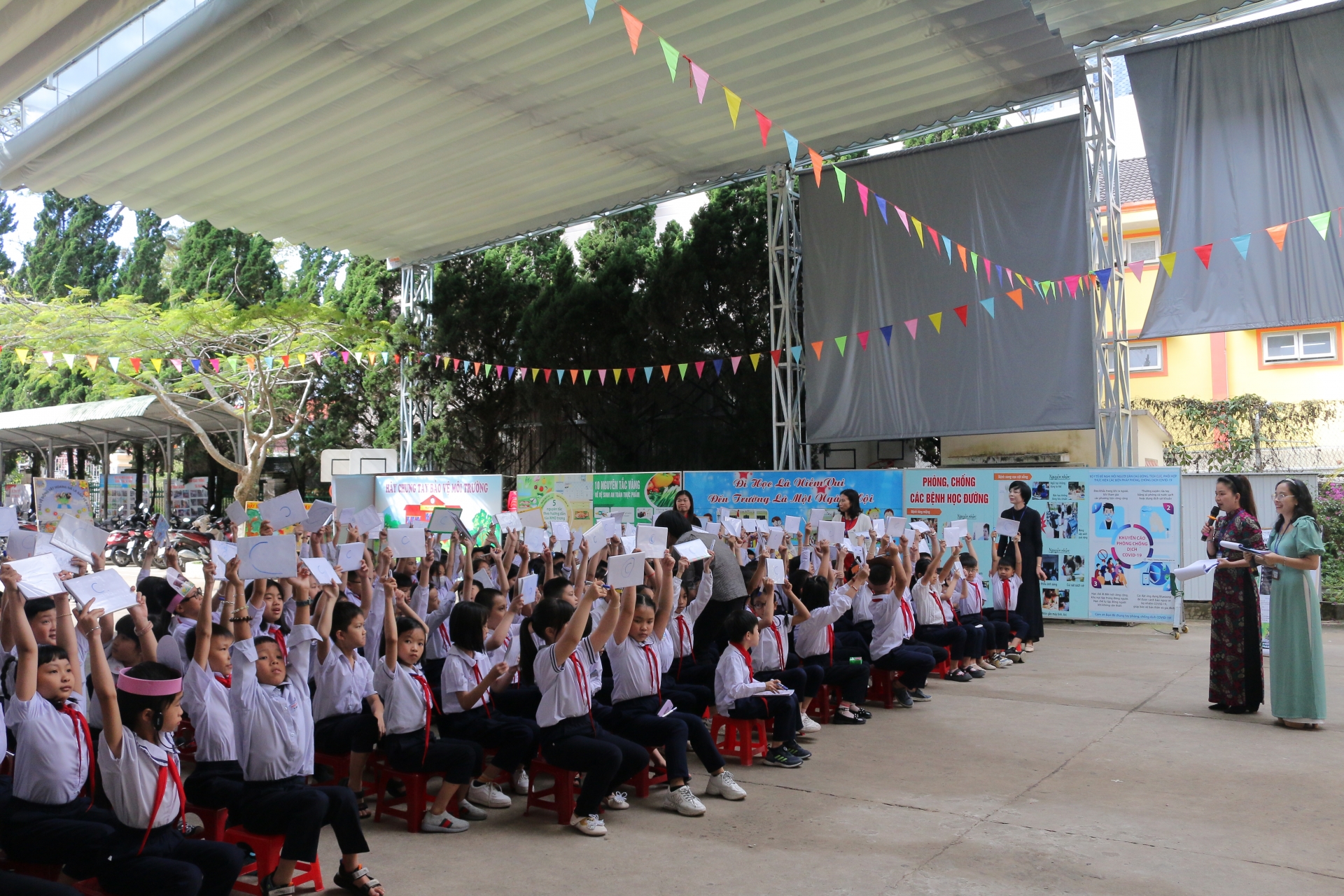Các em học sinh Trường Tiểu học Phan Như Thạch hào hứng tham gia trò chơi Rung chuông vàng tìm hiểu về nội dung bảo vệ động vật hoang dã 