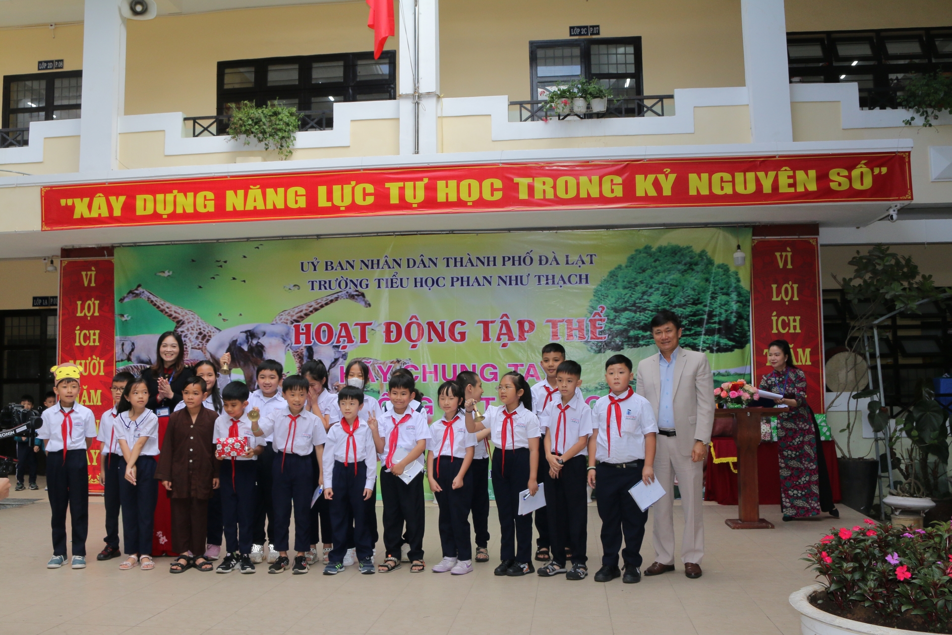 Ông Nguyễn Duy Hải – Trưởng Phòng Giáo dục Mầm non và Tiểu học, Sở GDĐT Lâm Đồng và cô Phạm Thị Thảo – Hiệu trưởng Trường Tiểu học Phan Như Thạch trao phần thưởng cho những học sinh xuất sắc nhất phần thi Rung chuông vàng tìm hiểu về nội dung bảo vệ động vật hoang dã 