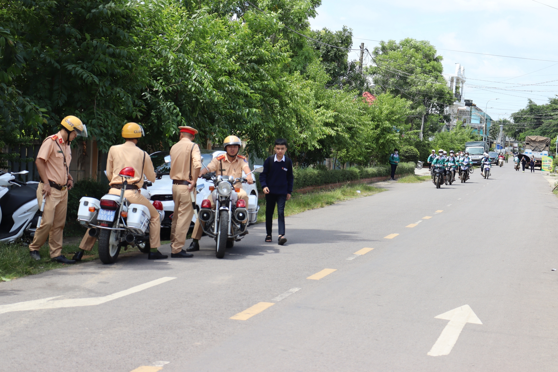 Lực lượng Cảnh sát Giao thông Công an huyện Đơn Dương ra quân xử lý nghiêm tình trạng học sinh, thanh thiếu niên vi phạm an toàn Giao thông