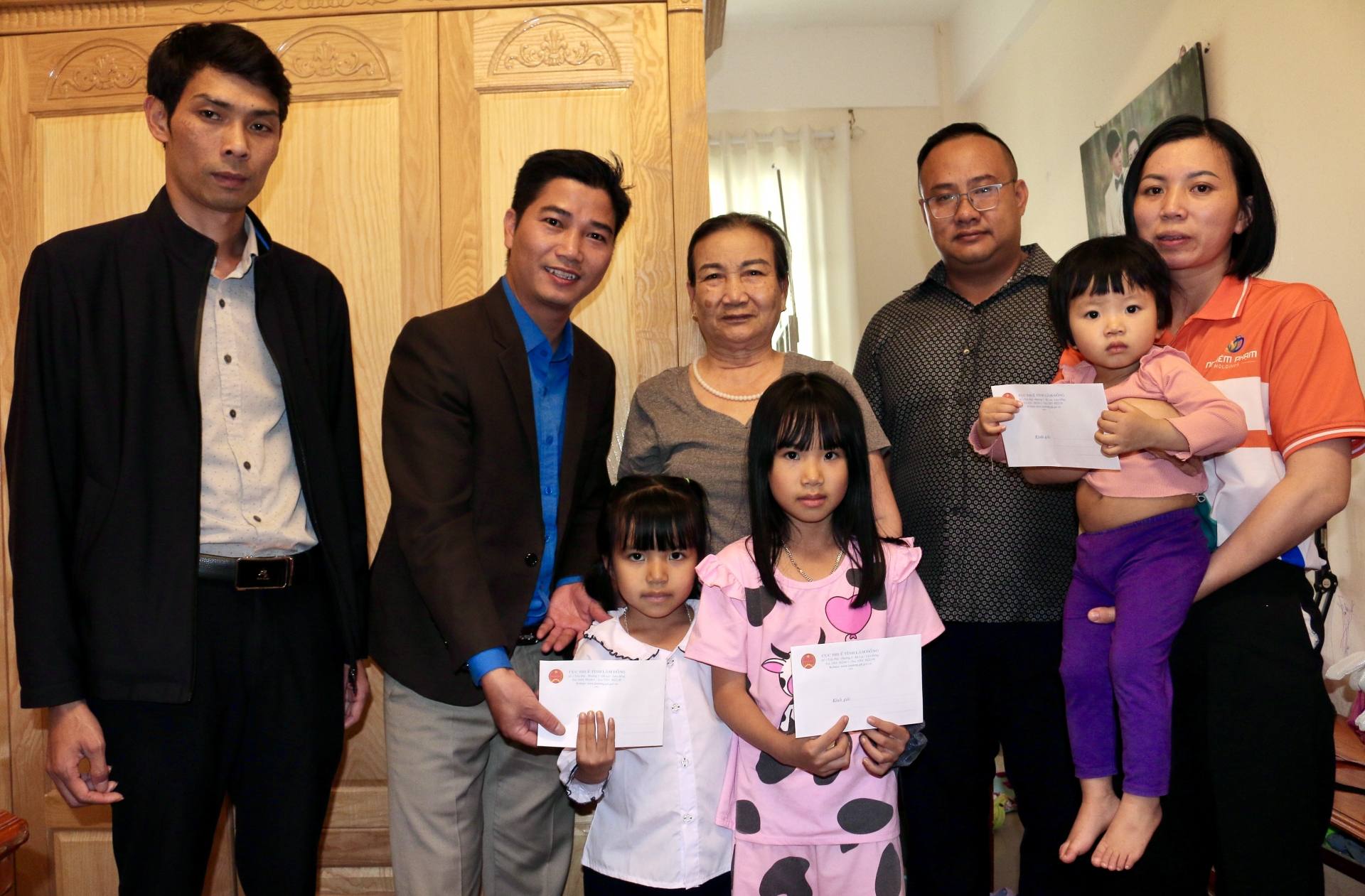 Bí thư Đoàn Khối Các cơ quan tỉnh Trần Kiên Cường trao quà nhận đỡ đầu 3 trẻ em có hoàn cảnh khó khăn tại Phường 9 – thành phố Đà Lạt