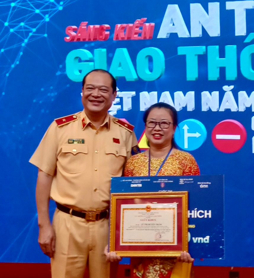 Cô Lê Thị Huyền Trâm nhận giấy khen của Cục Cảnh sát giao thông – Bộ Công an vì đã có thành tích tham gia Cuộc thi
