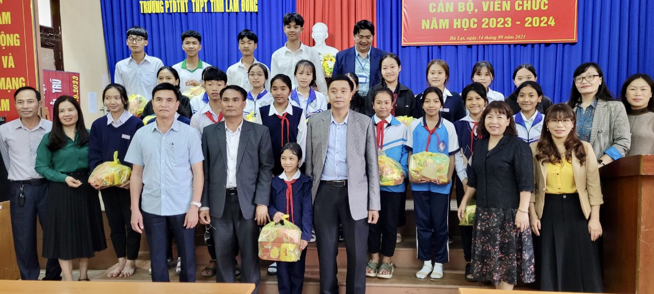 Lãnh đạo huyện Lạc Dương thăm, tặng quà động viên học sinh và giáo viên chuyển về Trường PT DTNT THPT tỉnh