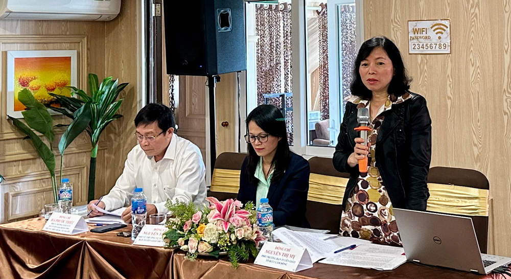 Đồng chí Nguyễn Thị Mỵ - Phó Trưởng Ban Tuyên giáo Tỉnh ủy Lâm Đồng điều hành phần tham luận