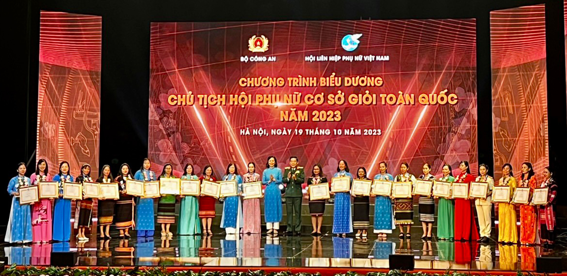 4 Chủ tịch Hội Phụ nữ cơ sở tỉnh Lâm Đồng (thứ 8, 9, 10, 11 từ phải qua) được biểu dương tại chương trình