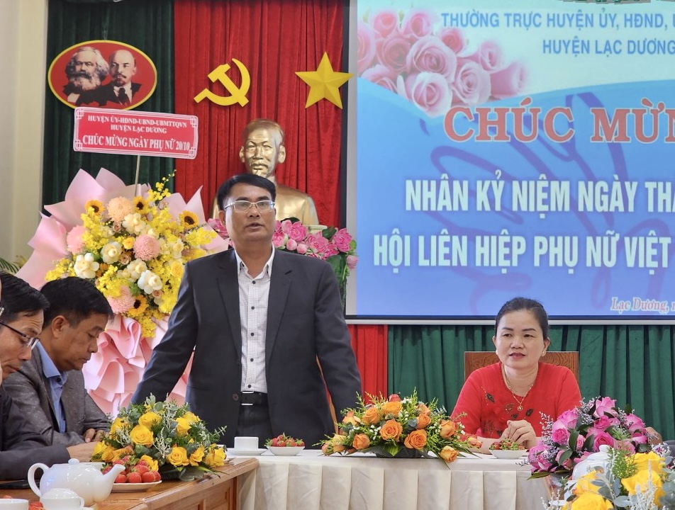 Đồng chí Ya Tiong – Phó Bí thư Thường trực Huyện ủy chúc mừng, biểu dương và ghi nhận những kết quả đạt được trong hoạt động của các cấp Hội và phong trào phụ nữ trên địa bàn huyện thời gian qua