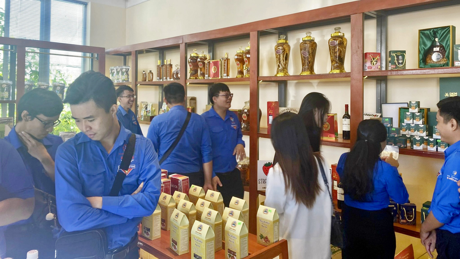 Tham quan Trung tâm trưng bày và giới thiệu sản phẩm OCOP huyện Lạc Dương
