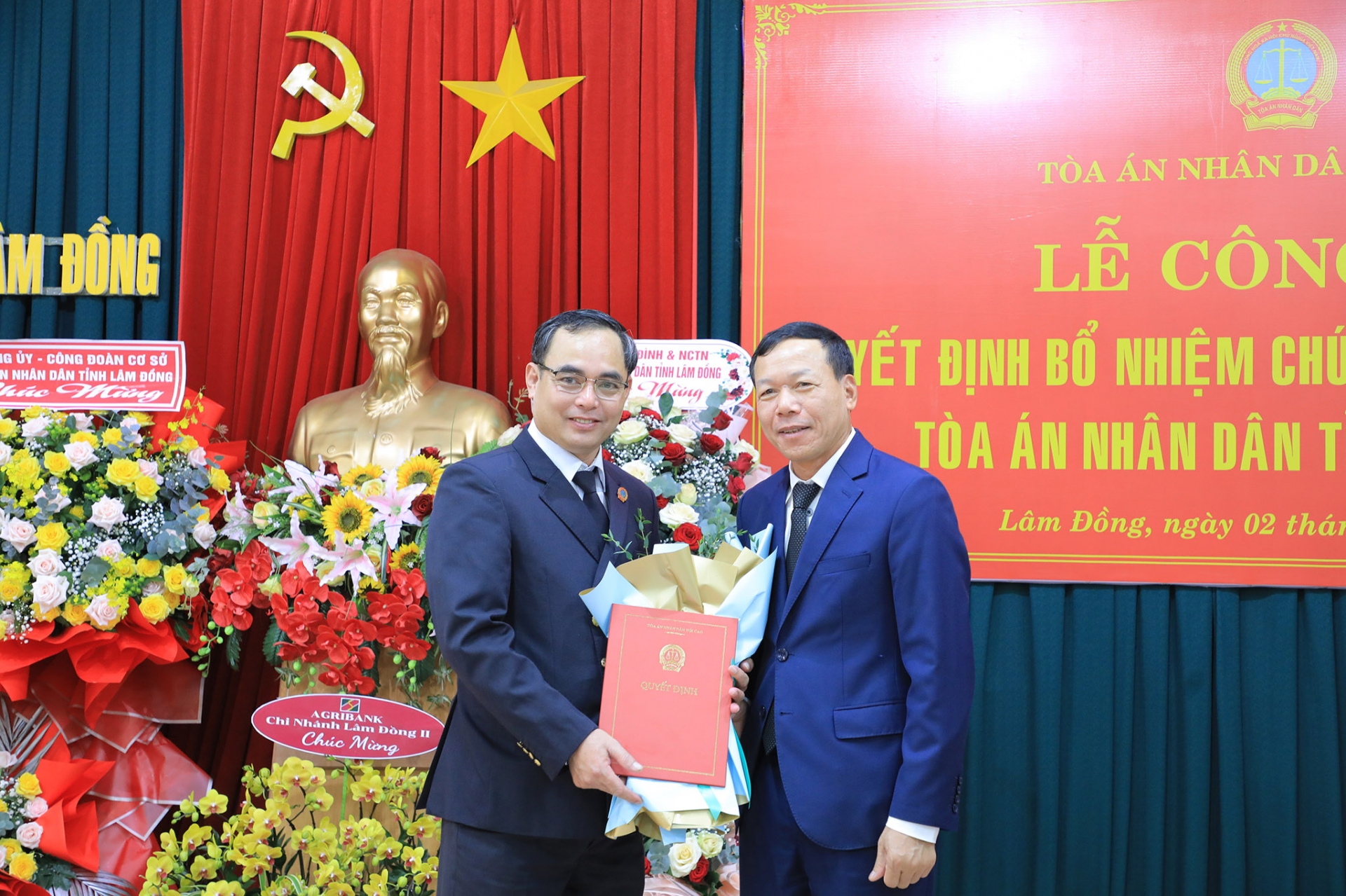Đại diện TANDTC (bên phải), trao Quyết định của Chánh án TANDTC về việc bổ nhiệm đồng chí Trịnh Văn Hùng